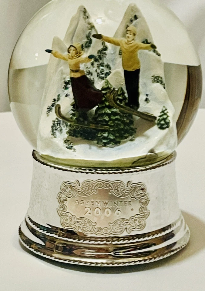 White Barn Aspen Winter 2006 Musical Snow Globe Skiers - Изображение 2 из 4