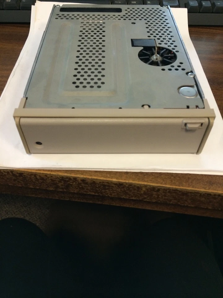 Tandberg Data TDC 4120 QIC 1.2GB SCSI Tape Drive - Image 3 of 3