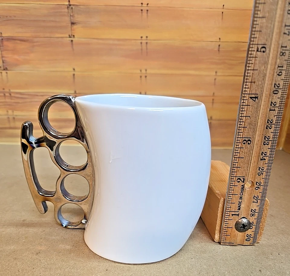 Taza Knockout de Fred; 2009; mango de nudillo de latón Foto 3 de 4