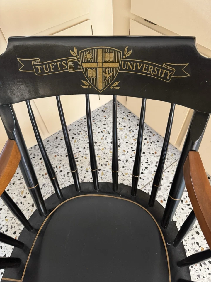 Silla de Capitán Estilo Windsor Nichols and Stone de Colección con Mechones Sello Universitario Foto 3 de 4