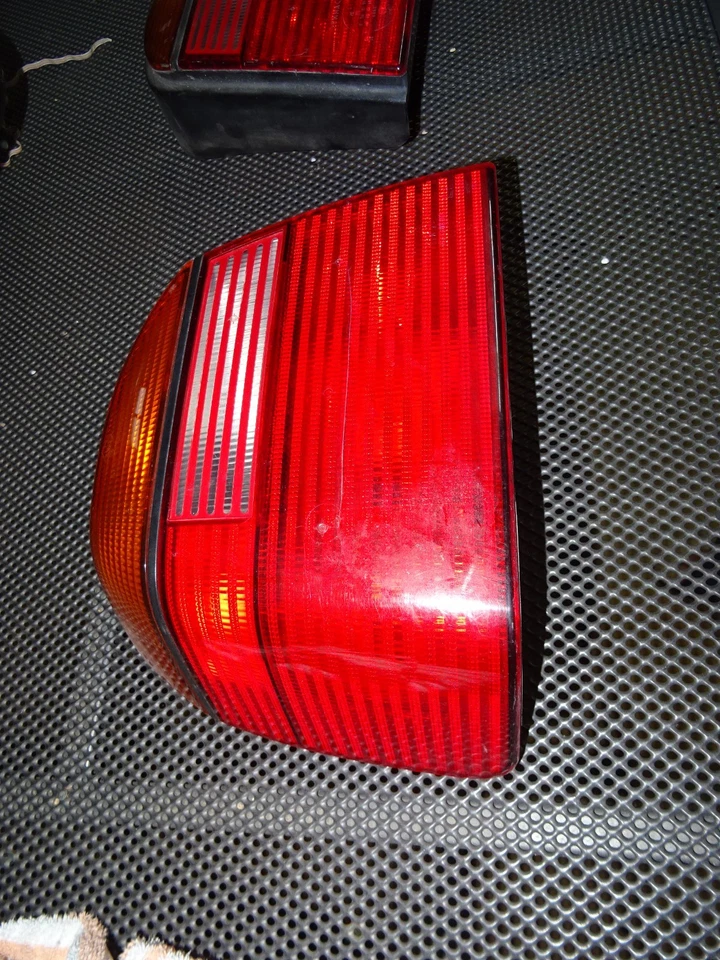 Rücklichter VW Golf links und rechts mit Leuchtenhalter gebraucht mit Spuren - Bild 4 von 4