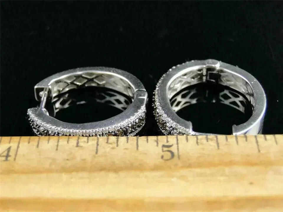 Aretes tipo argolla redondos de tres filas de diamantes negros creados en laboratorio de 2 quilates de oro blanco de 14 quilates Foto 4 de 4