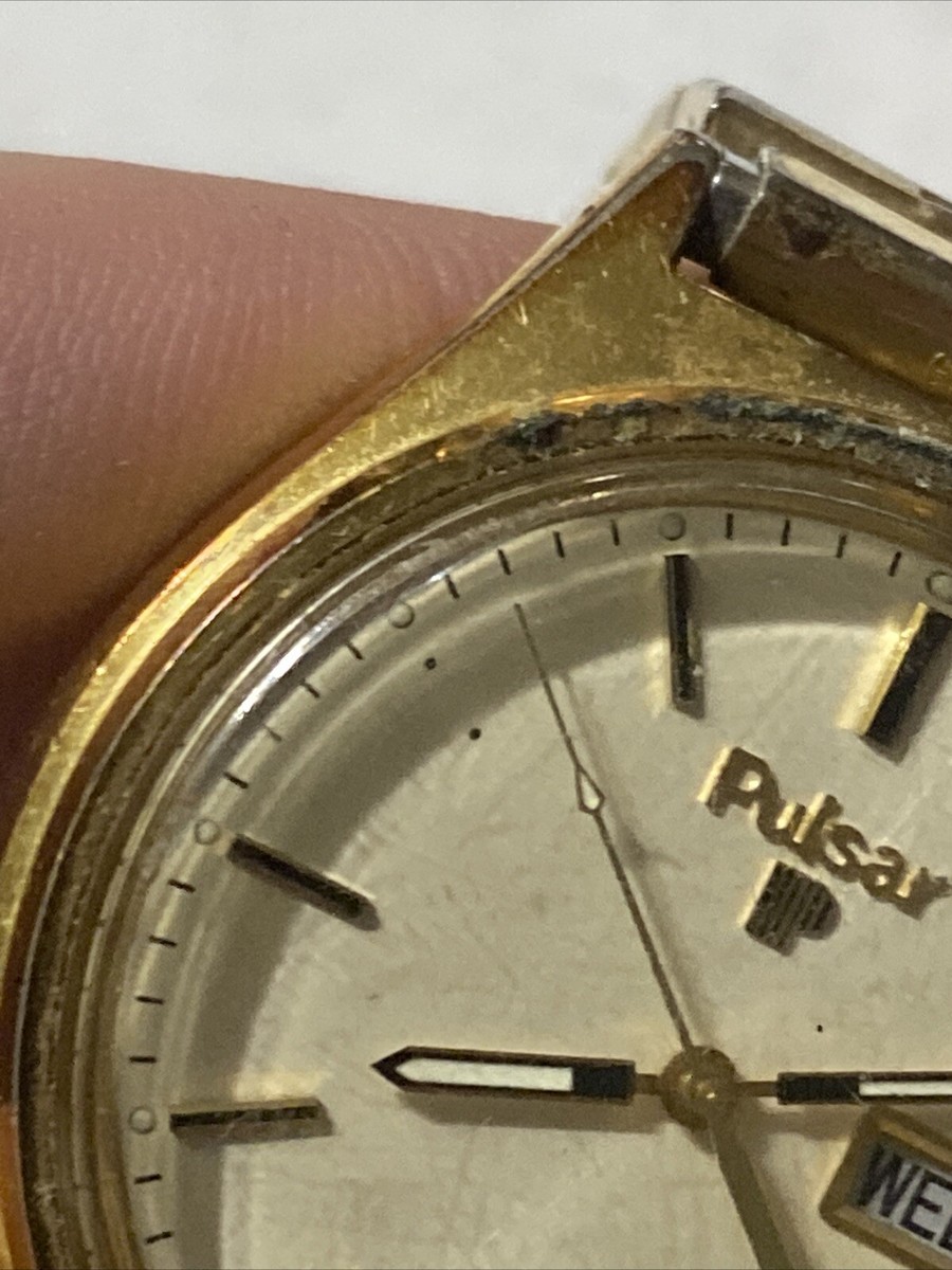 ウエダス－パ－パルサ－ Vintage 36mm Pulsar Y563-8579 Gold Tone Day Date Quartz