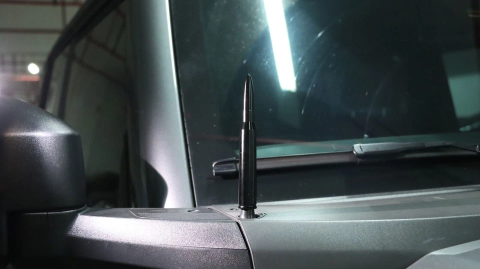 Antena negra calibre 50 para camioneta Dodge Ram 1500 Ford F150 Raptor Bronco Foto 4 de 4