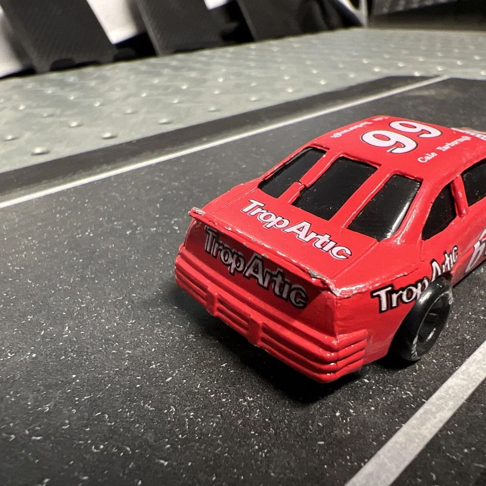 Racing Champions NASCAR 1:64 Diecast Stock Car Cale Yarborough #66 1991 casi nuevo Foto 3 de 4