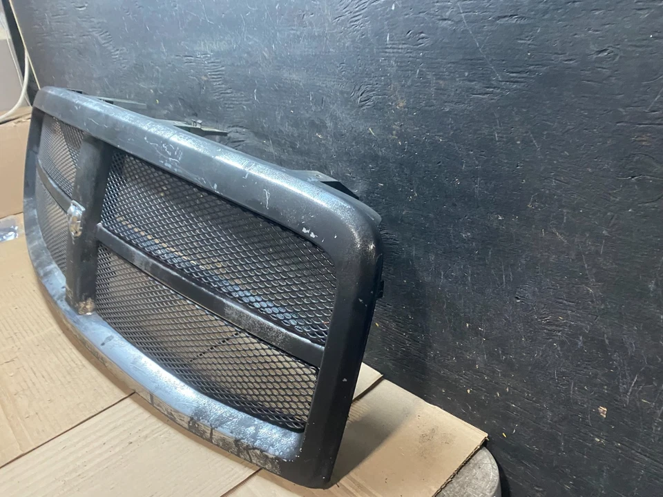 Dodge Durango 2004 a 2006 parrilla cromada superior delantera OEM V2838 DG Foto 2 de 4