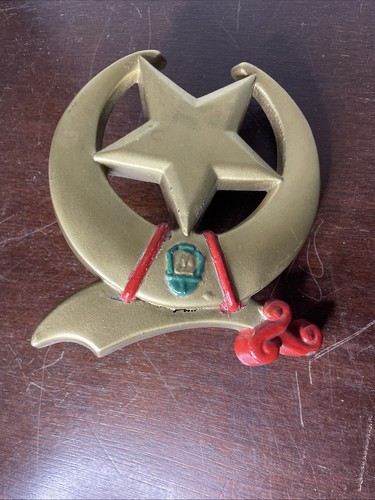 VINTAGE SHRINER CRESCENT SCIMITAR SPHINX MASONIC CAR EMBLEM GRILL HOOD ORNAMENT - Picture 3 of 4