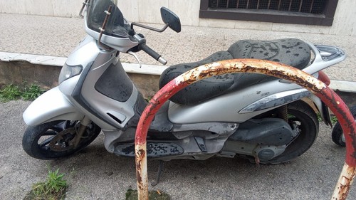 scooter 250 Beverly colore grigio da rifare motore 300 euro più da fare passaggi - Foto 3 di 3