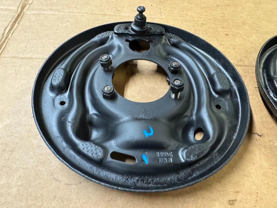 Оригинальные монтажные пластины заднего барабанного тормоза 87-93 Ford Mustang 8.8 - Изображение 3 из 4