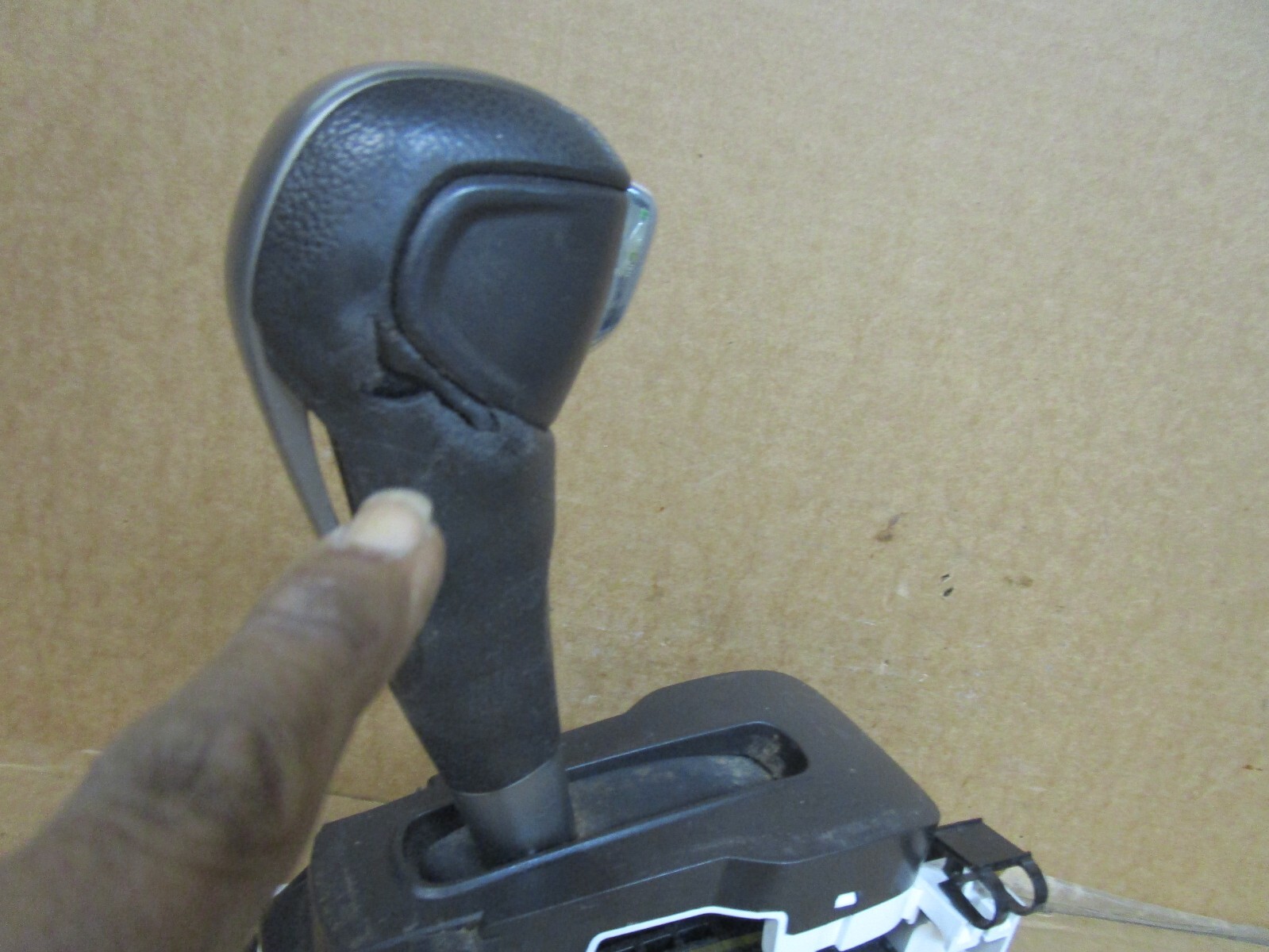 14 2014 Chevy Sonic Transmission Shift Gear Shifter Knob Assembly Floor