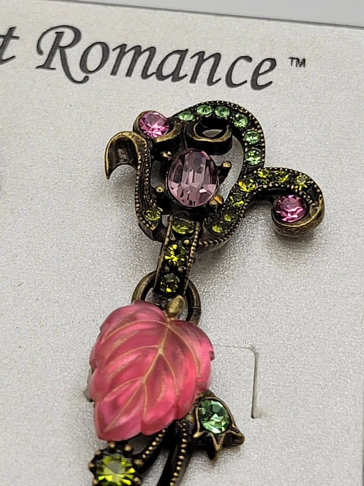 Pendientes colgantes de cristal con hojas de vidrio satinado Sweet Romance hechos en EE. UU. Foto 4 de 4