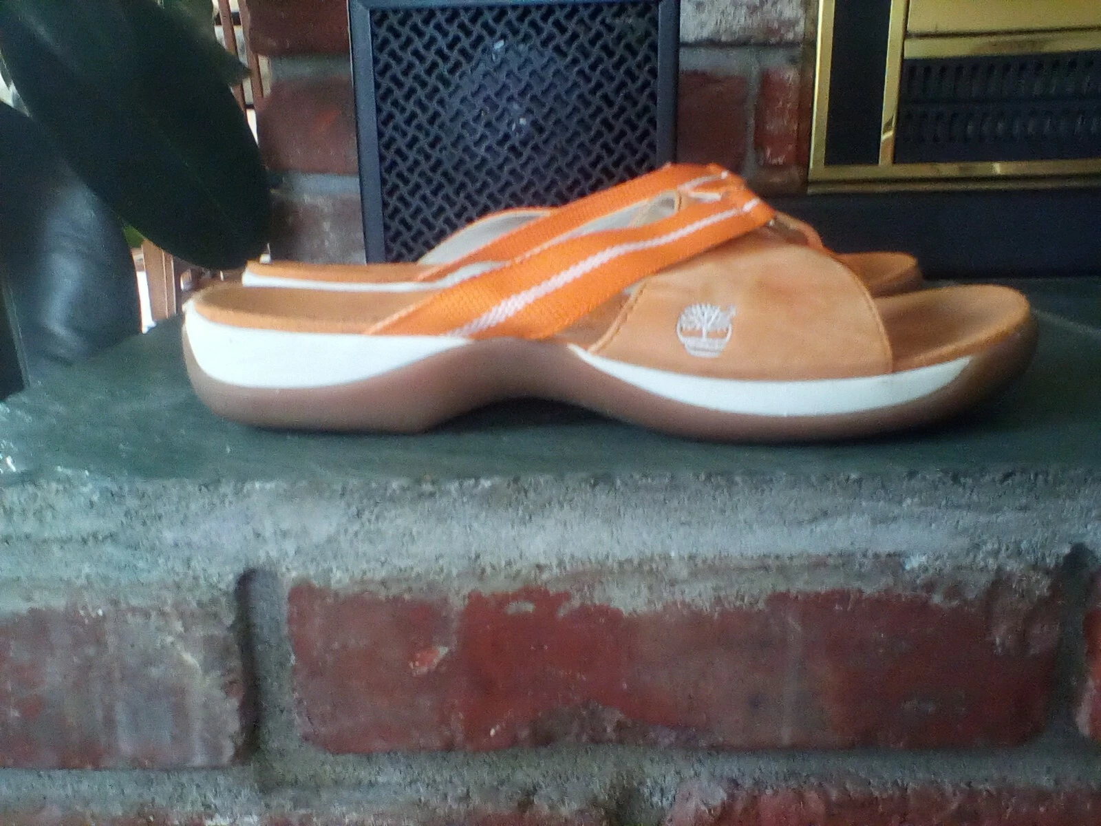 Infradito Timberland 9M arancione e bianco in pelle e pelle vegan usate in ottime condizioni