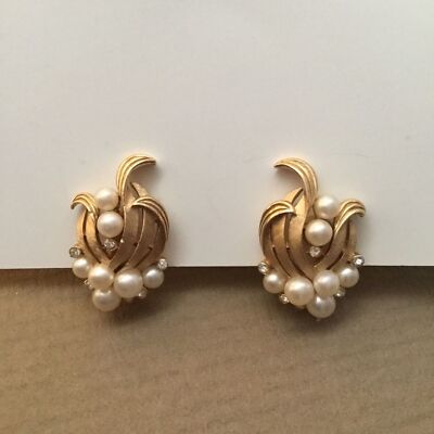 Vintage Trifari faux pearl Floral Rhinestone Brush Gold earrings Clip On