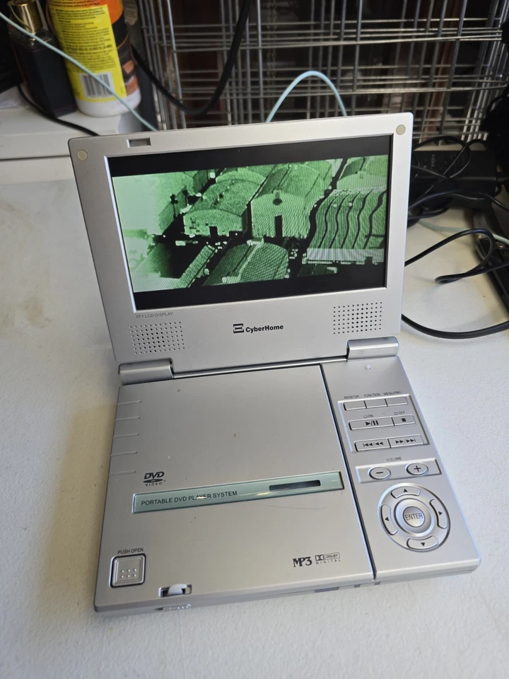 Reproductor de DVD portátil Cyberhome CH-LDV 700B con cables de pared y alimentación Foto 3 de 4
