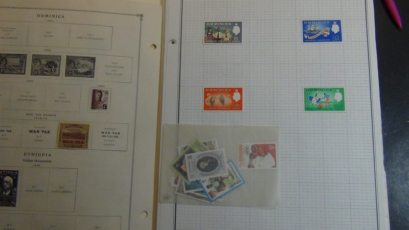 Stampsweis Dominica collection on Intl and Harris pages est 330 Stamps