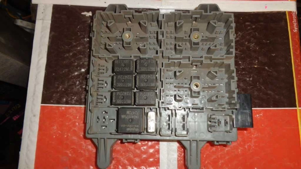 02-03 MÓDULO UNIDAD RELÉ CAJA FUSIBLES LIBERTY RAM 2500 56009987AE Foto 2 de 3