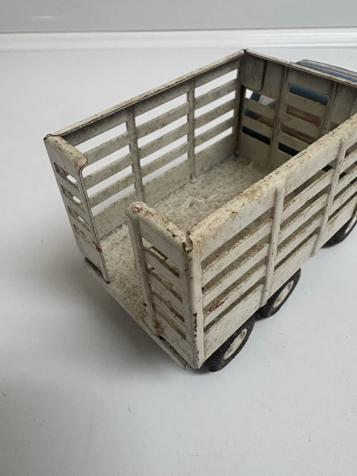 Camión de estacas de juguete Tonka vintage de los años 60 - acero prensado azul y blanco - granja de 6 ruedas Foto 4 de 4