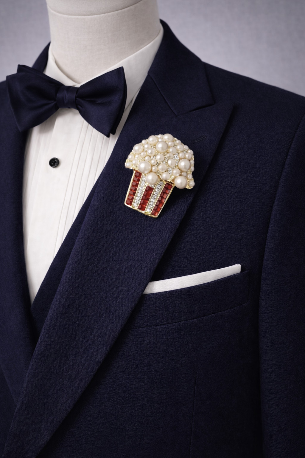 Broche Popcorn perlée dorée idéale pour illuminer un blazer noir en soirée chic