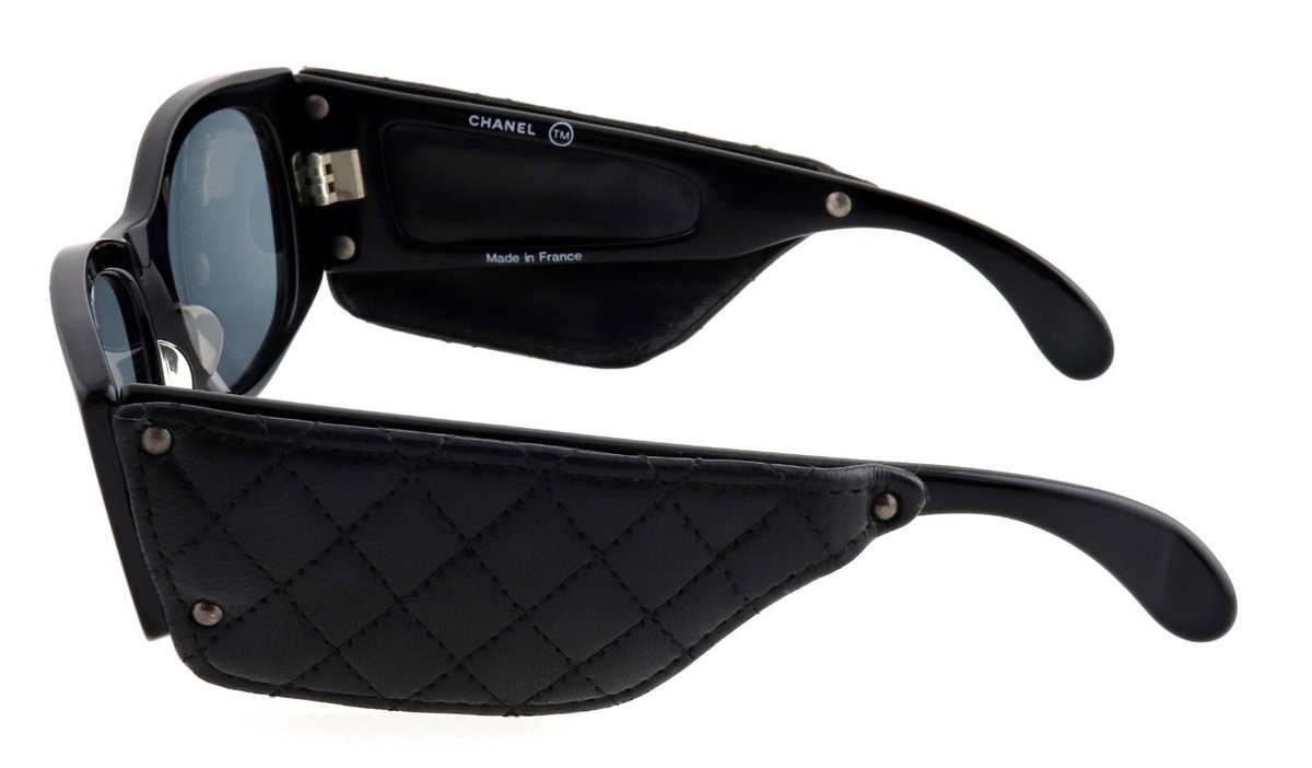 Vintage CHANEL 1988 Matelasse Quilted Leather Shield  display picture 1