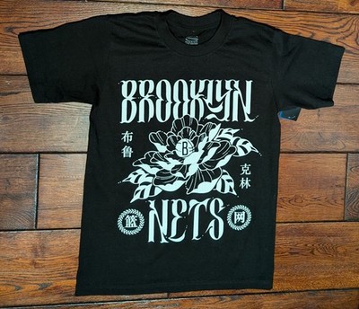 Stadium Essentials Men's Black Brooklyn Nets Chinese Mandarin T-Shirt Sz S - NWT