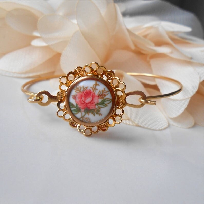 Jonc fin rétro doré à motif fleur rose pour look bohème chic