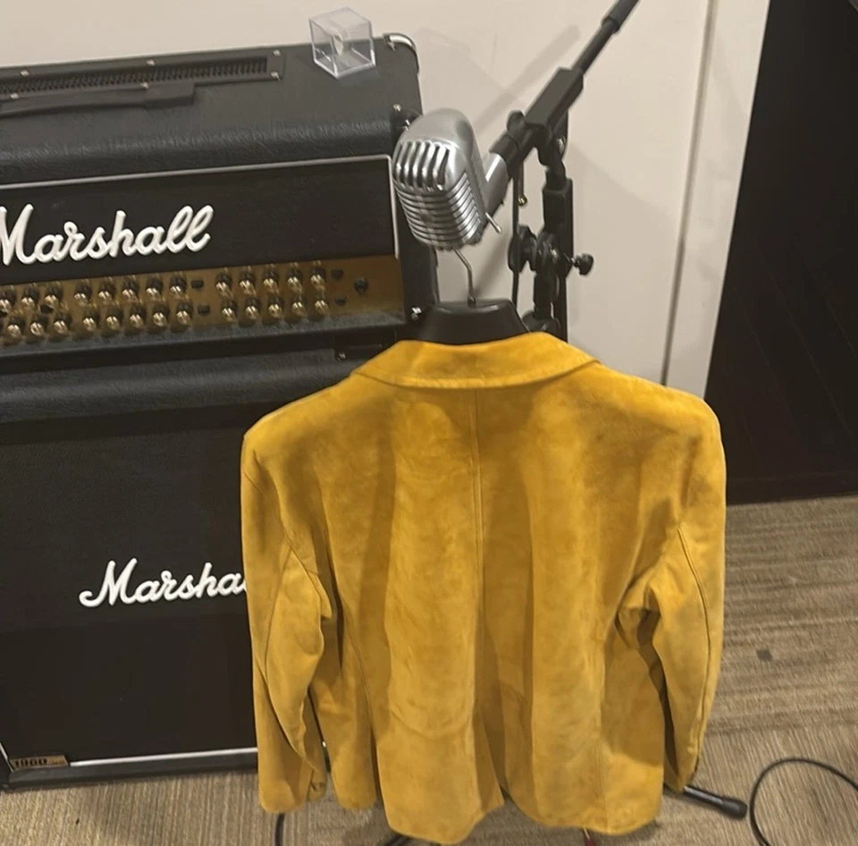 Chaqueta de gamuza John Varvatos color mostaza talla grande para hombre Foto 2 de 4