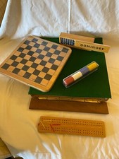 Vintage Spielebox mit gr&uuml;nem K&ouml;derdeckel & Zubeh&ouml;r