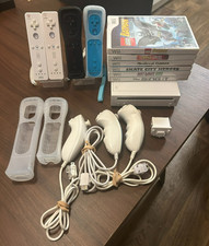Nintendo Wii White Console Bundle 4 Remotes 3 Nunchuks 6 Games RVL-001