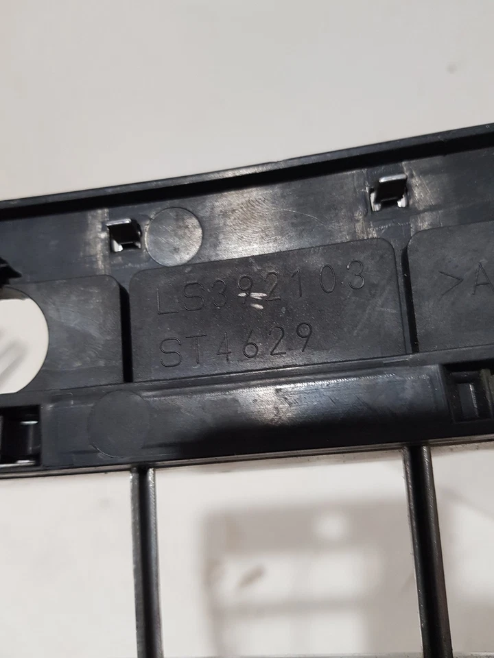 Rejilla ALFA ROMEO 147 937 LS392103 2002 29489036 Foto 3 de 3