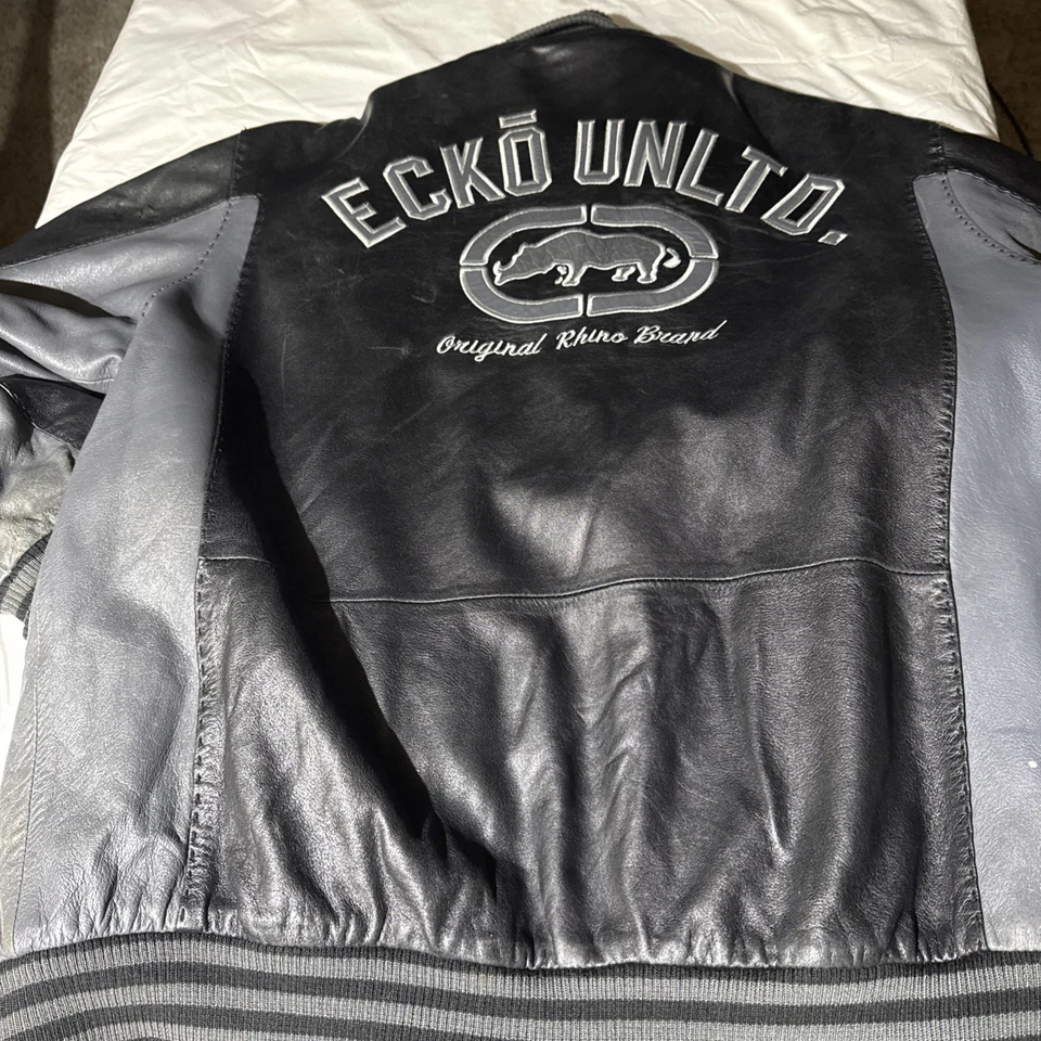 Jaqueta de Couro Masculina Rara Vintage Y2K Ecko Varsity Bomber Grande Preta Cinza - Imagem 3 de 4