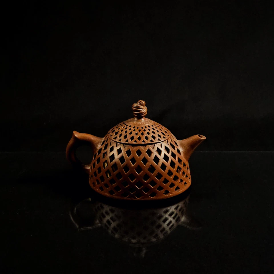 Tetera de arcilla Yixing Zisha, hecha a mano, patrón de celosía, excelente estado Foto 2 de 4