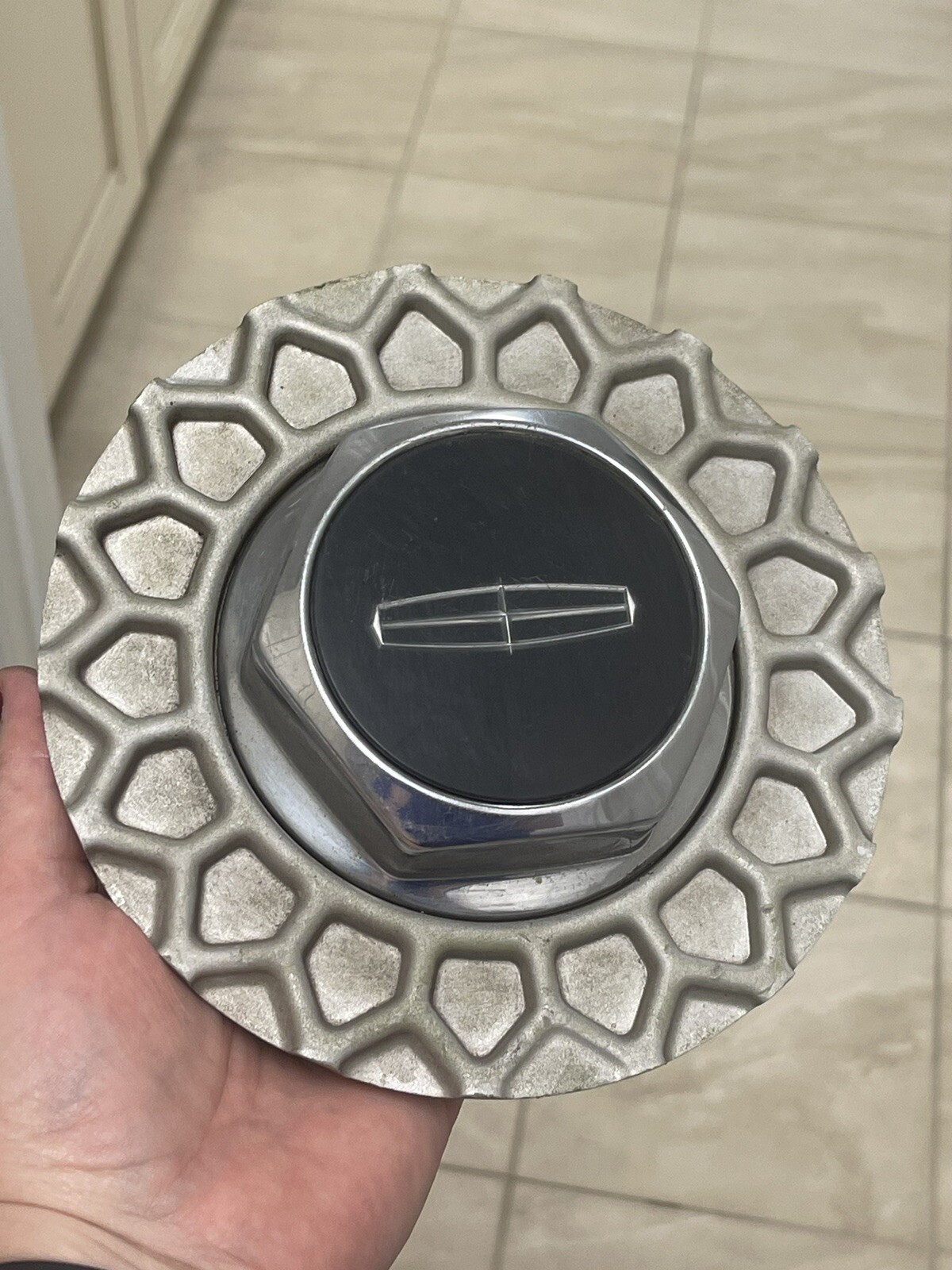 19901997 Lincoln Town Car Wheel Center Cap F0VC1A096AE eBay