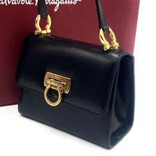 Borsa a tracolla Salvatore Ferragamo Gancini, pelle navy, donna, dal Giappone