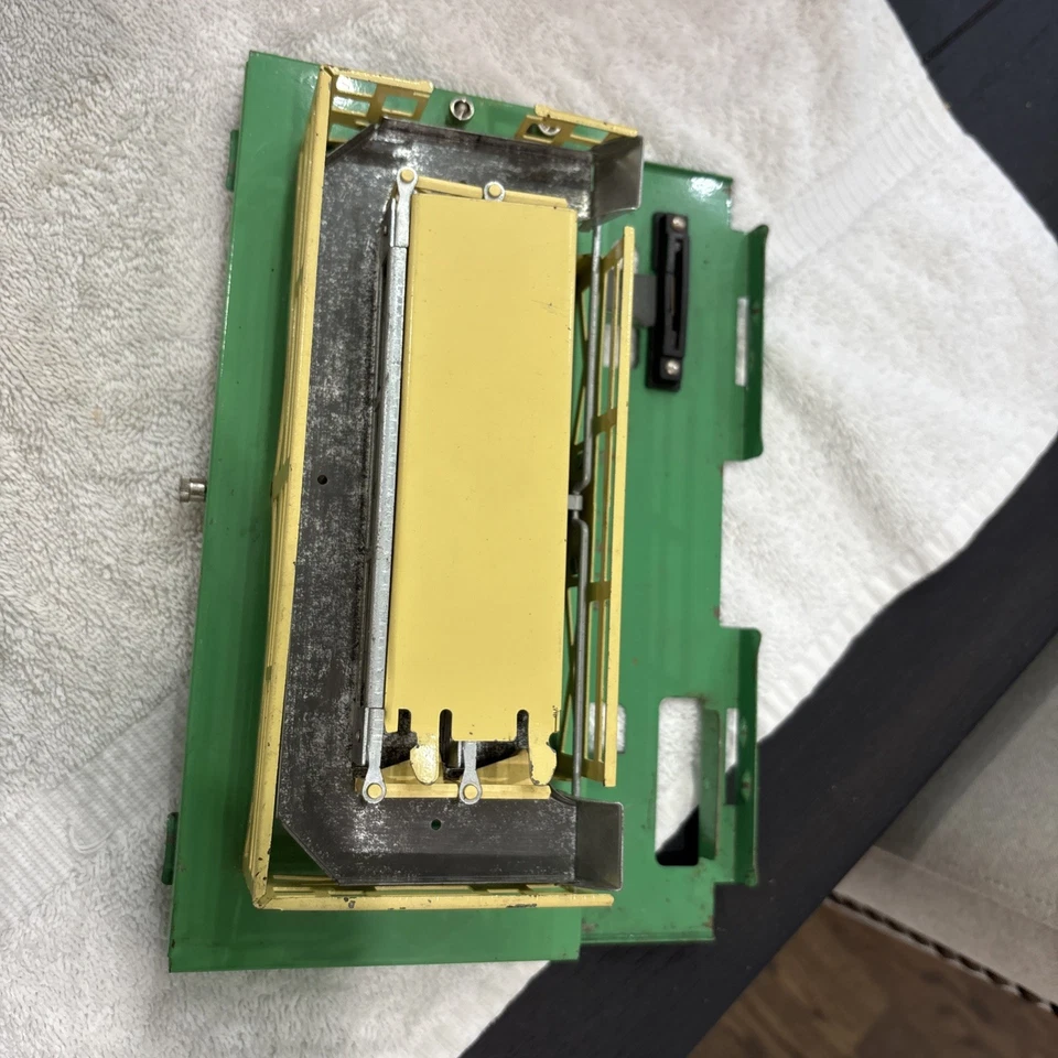 LIONEL TRAINS No. 3656 Operating Cattle Car Set w/ 9 Steers Incomplete Untested - Image 4 of 4