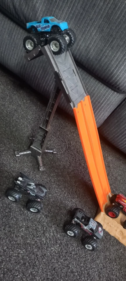 Hot Wheels Monster Jam Off-Road Smash-UP Station Playset Mattel 2014 + Cars - image 3 of 4