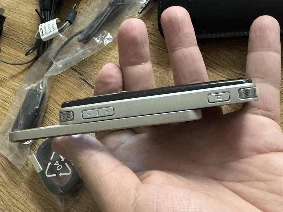 Nokia N96 - 16GB - Schwarz Sehr Gut - Bild 3 von 4