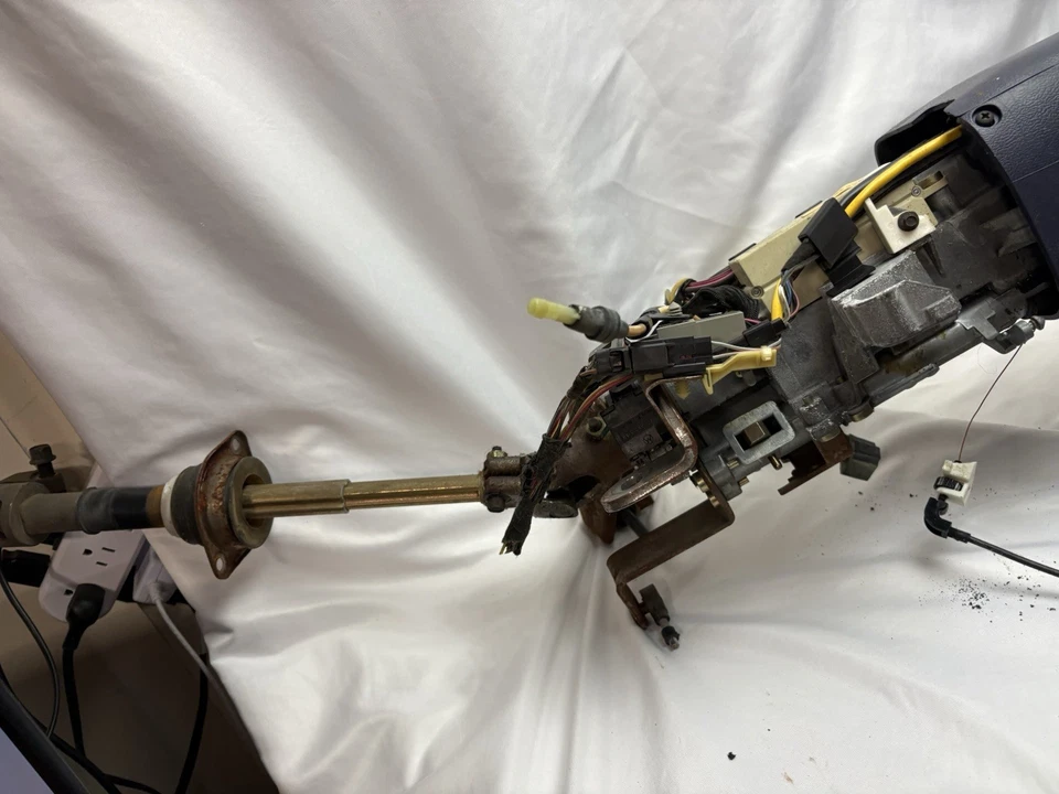 1996 ford crown vic wheel and cover a COLUMN CROWN VIC MARQUIS - Image 3 of 4