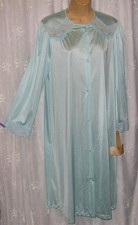 NWT VTG SMALL VANITY FAIR "AQUA SPRAY" SILKY BUTTON UP LACE DETAIL ROBE LOUNGER
