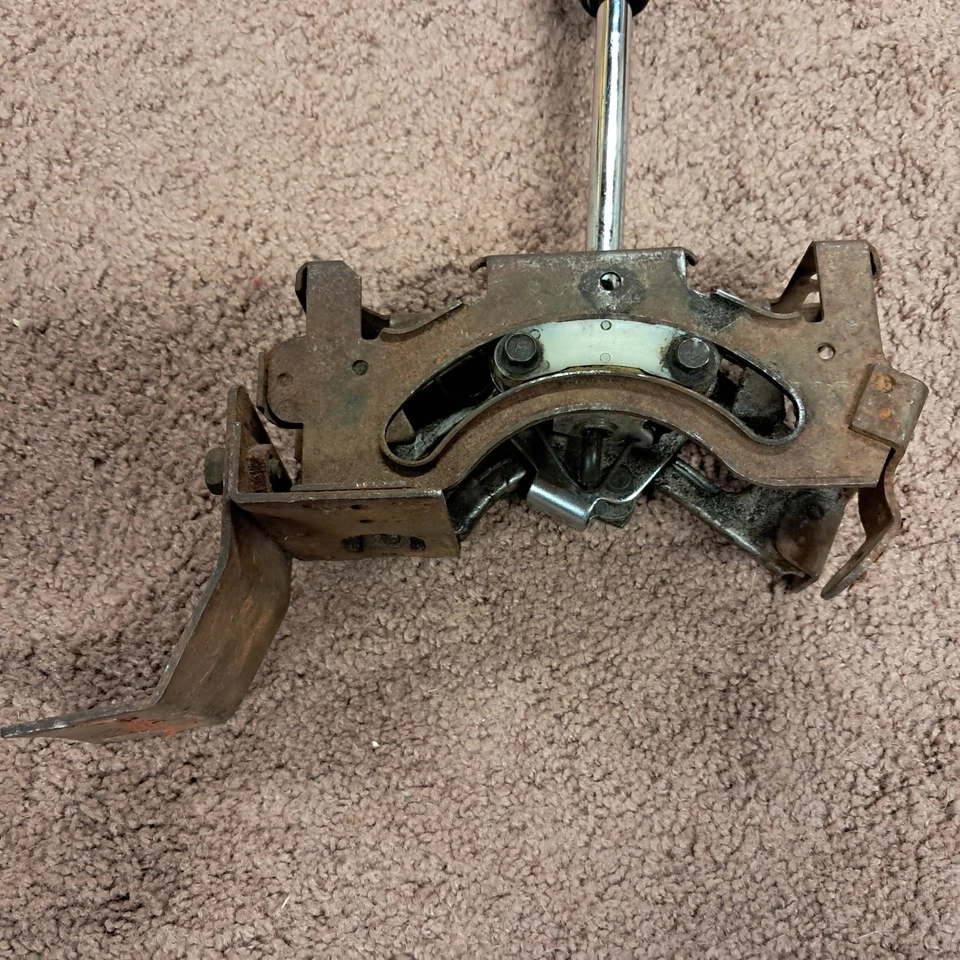 1973 - 1977 Pontiac Shifter & Mounting Brkt GTO Lemans Grand Am Foto 2 de 4
