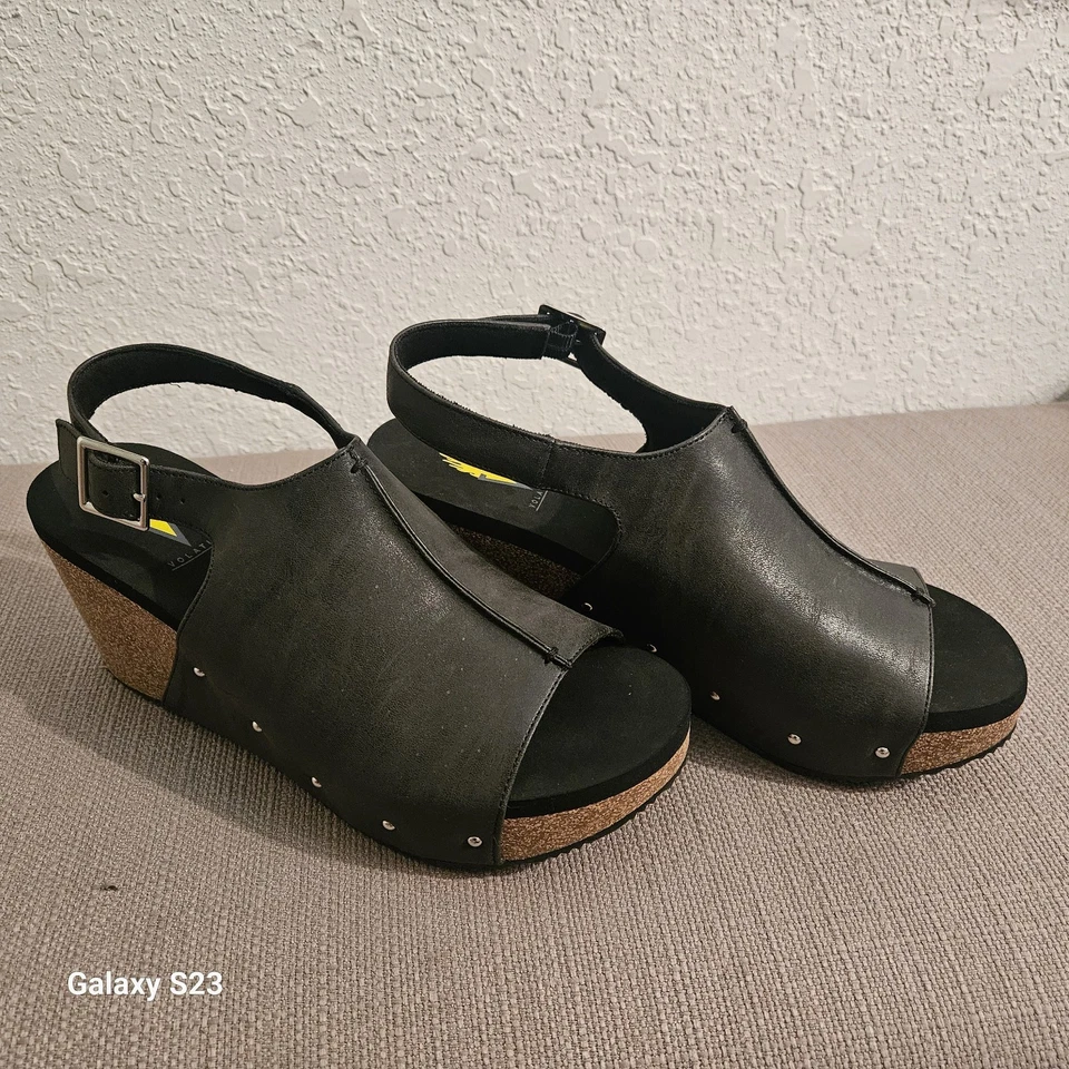 NUEVO EN CAJA SANDALIAS DE CUÑA VOLATILE DIVISION PARA MUJER - TALLA 8 - NEGRAS Foto 2 de 4