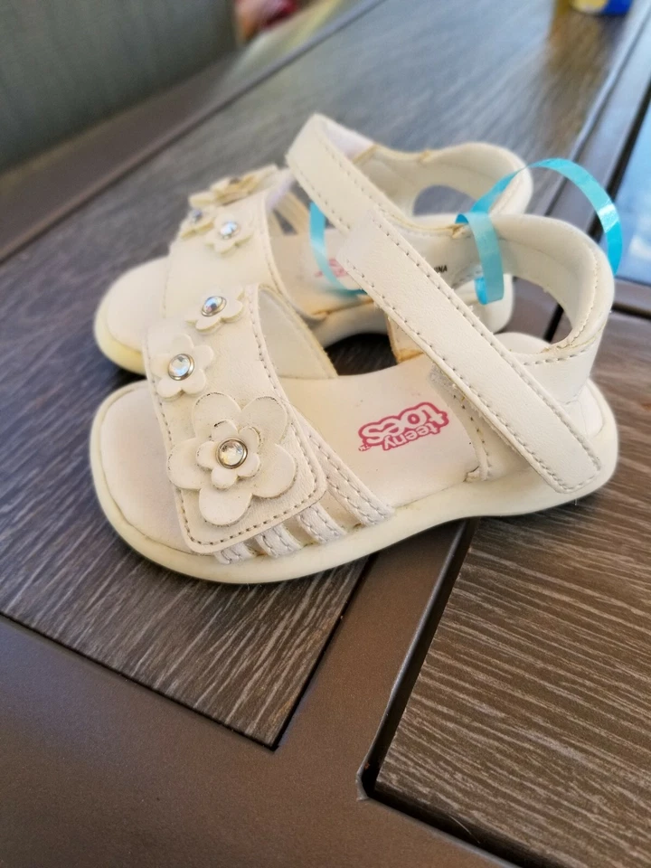 Sandalias de flores blancas con dedos pequeños para niña talla 2 Foto 2 de 2