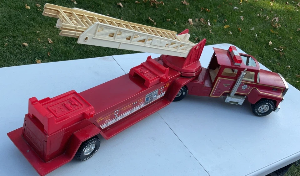 VINTAGE NYLINT FIRE TRUCK 32” LENGTH PREESED STEEL TOY - Image 3 of 4