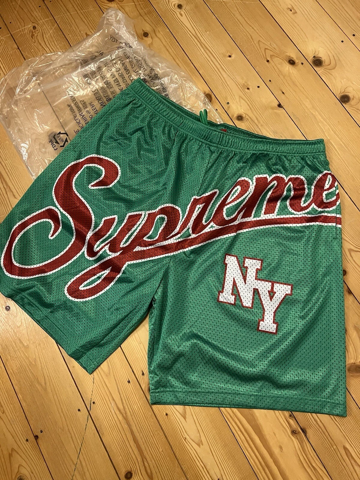 Short Supreme Script vert x large