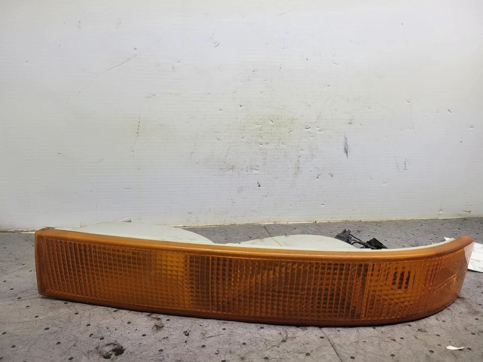 Luz de estacionamiento/esquina del conductor debajo de los faros para furgoneta Express 2500 03-23 1685397 Foto 2 de 4