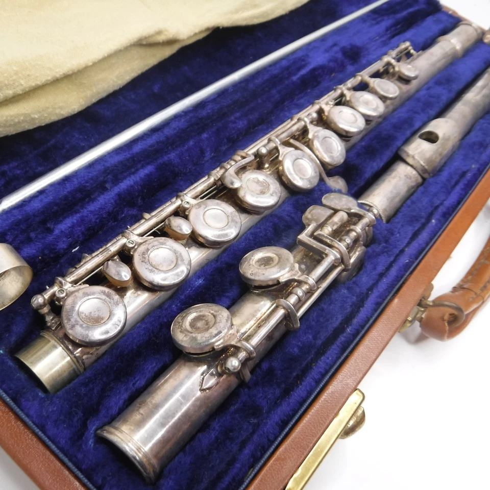 Gemeinhardt M2 Flute Elkhardt, IND. Pre-owned. Lovely brown leather case. - Image 4 of 4