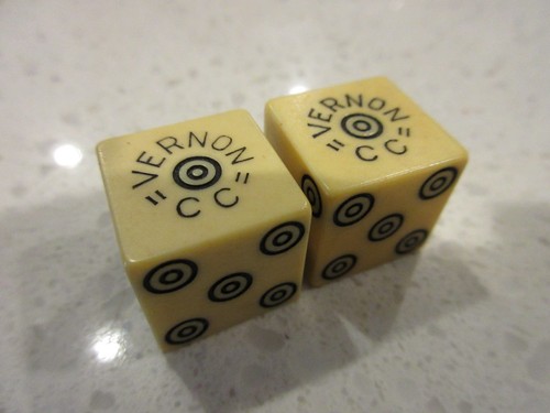 VERNON CC Bullseye Casino Pair of Off White DICE + FREE Las Vegas Poker Chip - 第 7/7 張圖片