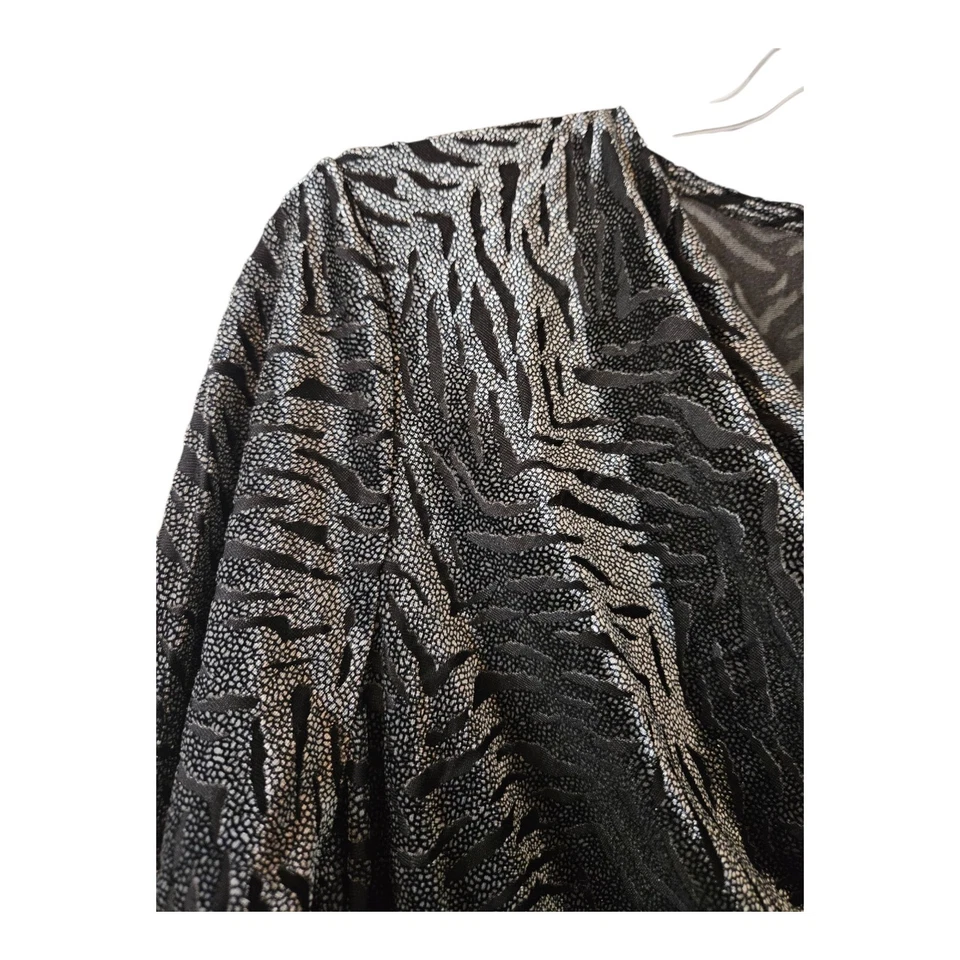 Blusa Dana Buchman para mujer cuello drapeado en L negra terciopelo Burnout animal brillante Foto 3 de 4