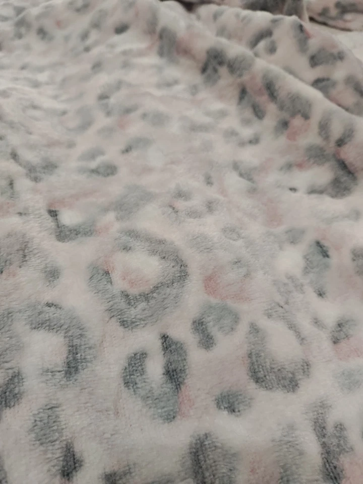 Bata de dormir mediana Super Minky de Walmart - guepardo rosa Foto 2 de 4