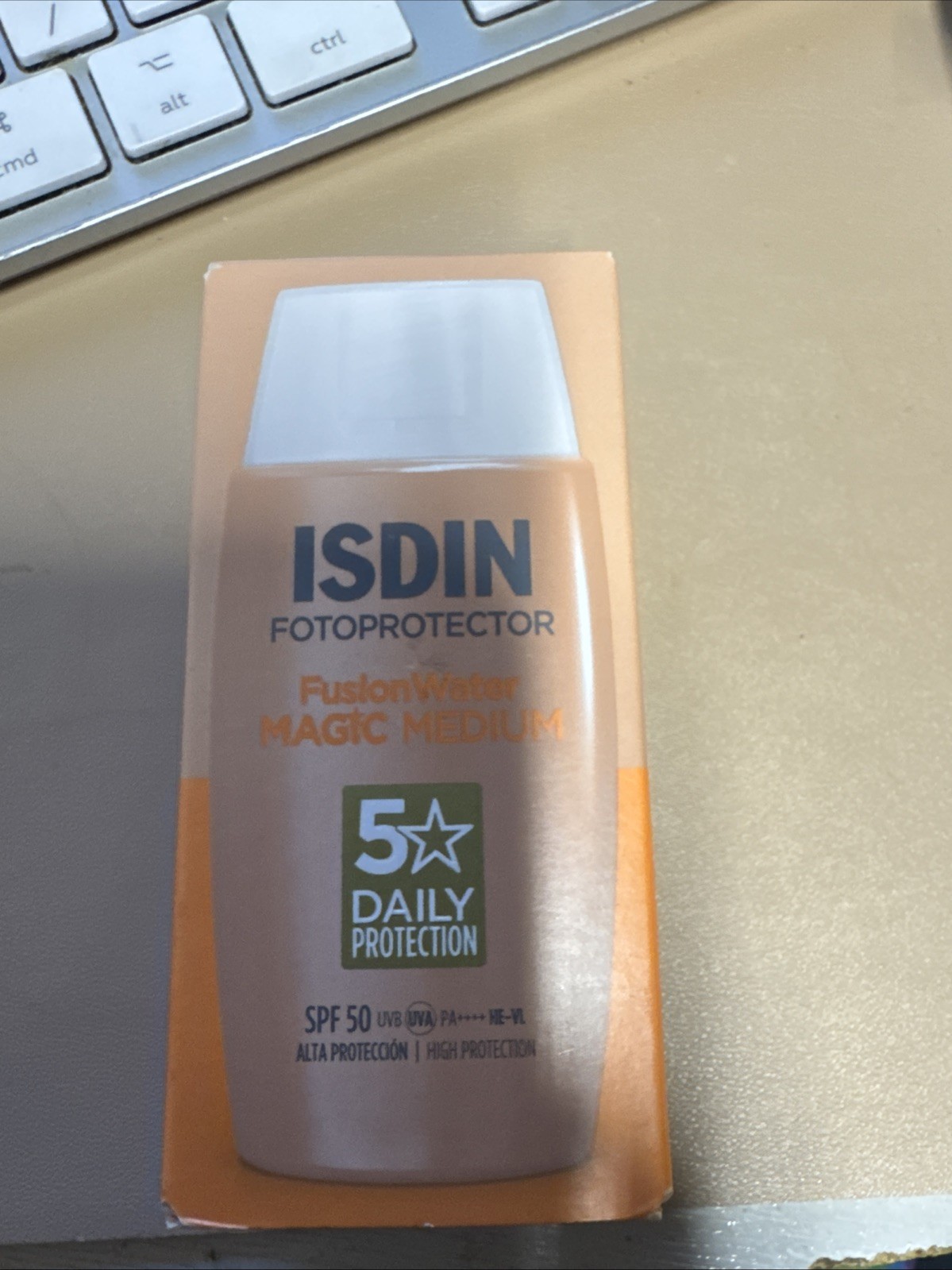 Isdin Fotoprotector Fusion Water SPF50 50ml (Colour : Magic Medium)