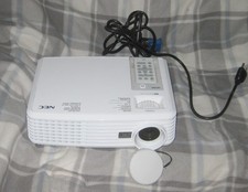 NEC NP200 PROJECTOR HOME OR OFFIVE WITH VIDEO CABLE REMOTE - LOW LAMP HRS